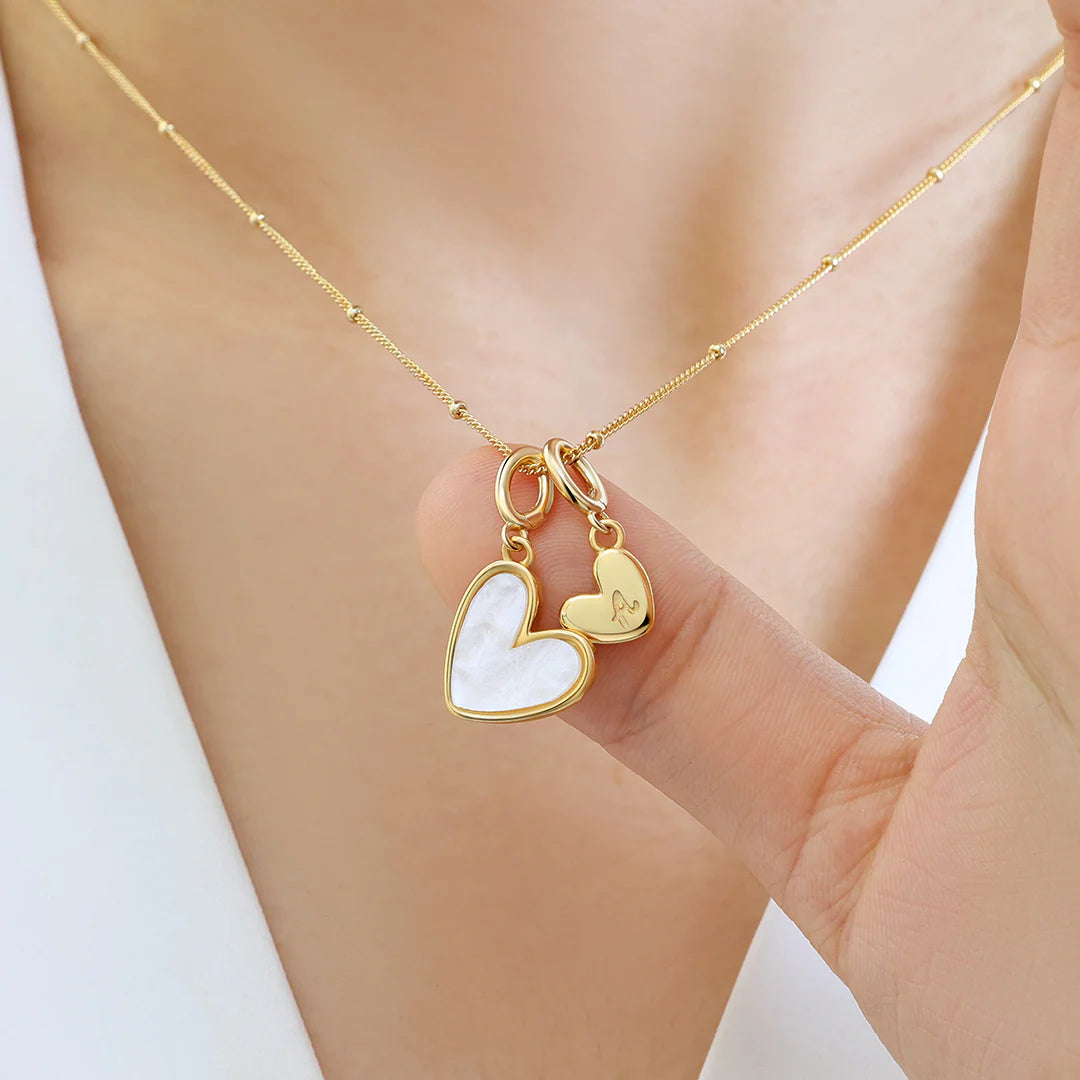 COLLIER INITIAL EN NACRE EN FORME DE CŒUR