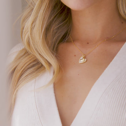 COLLIER INITIAL EN NACRE EN FORME DE CŒUR